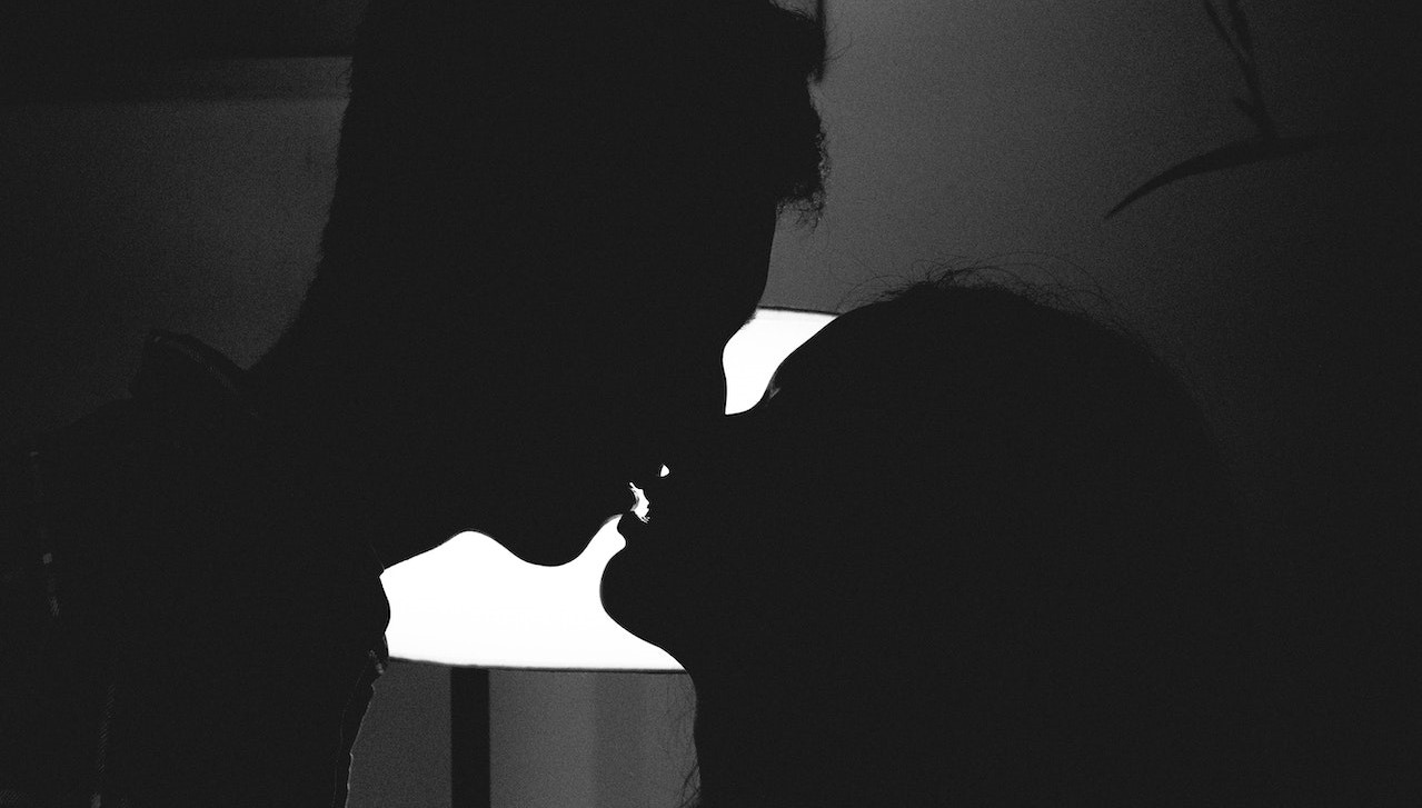 silhoutte of man and woman kissing