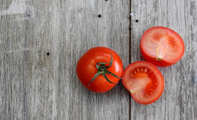 Tomatoes in Dreams: 8 Important Meanings Explained